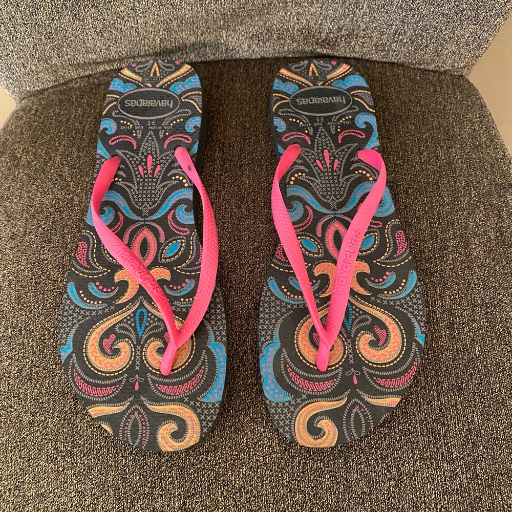 Havaianas colourful flip flops size 9 EUC